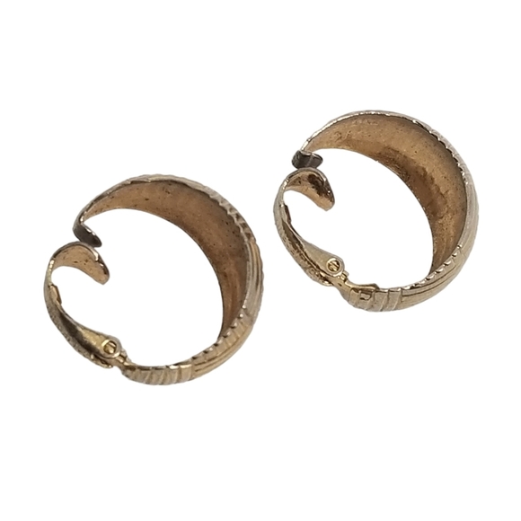 L.H SEGAL CALIFORNIA VINTAGE GOLDTONE TEXTURED DESIGN HOOP CLIP ON EARRINGS - Picture 5 of 6